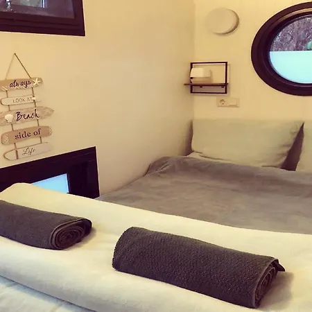 船上ホテル Unique Houseboat On A Lathum