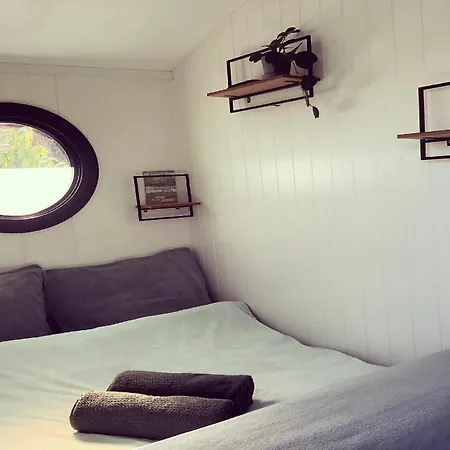 Unique Houseboat On A 船上ホテル