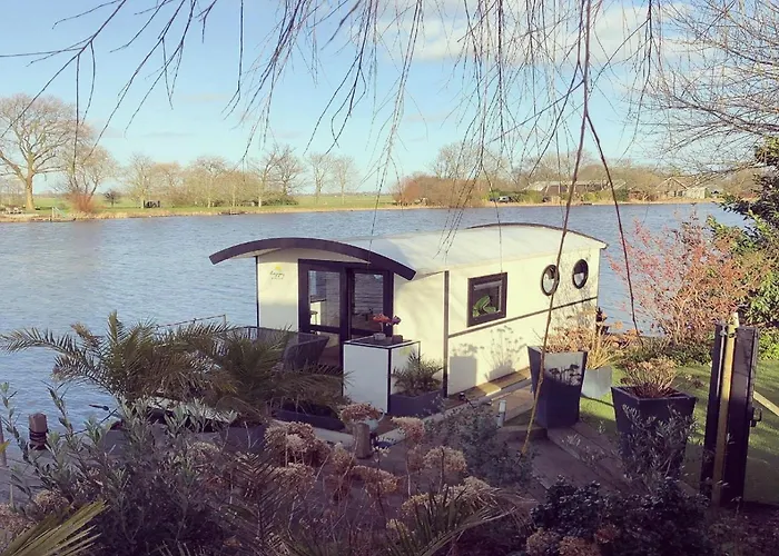 Houseboat In Lathumse Plas With Harbor Views Botel *
