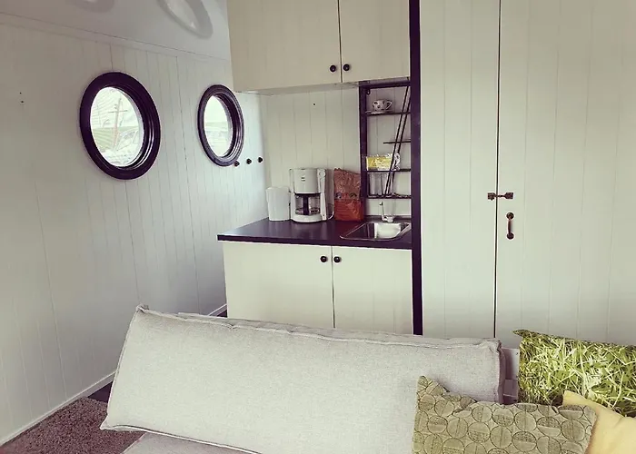 Houseboat In Lathumse Plas With Harbor Views Botel *